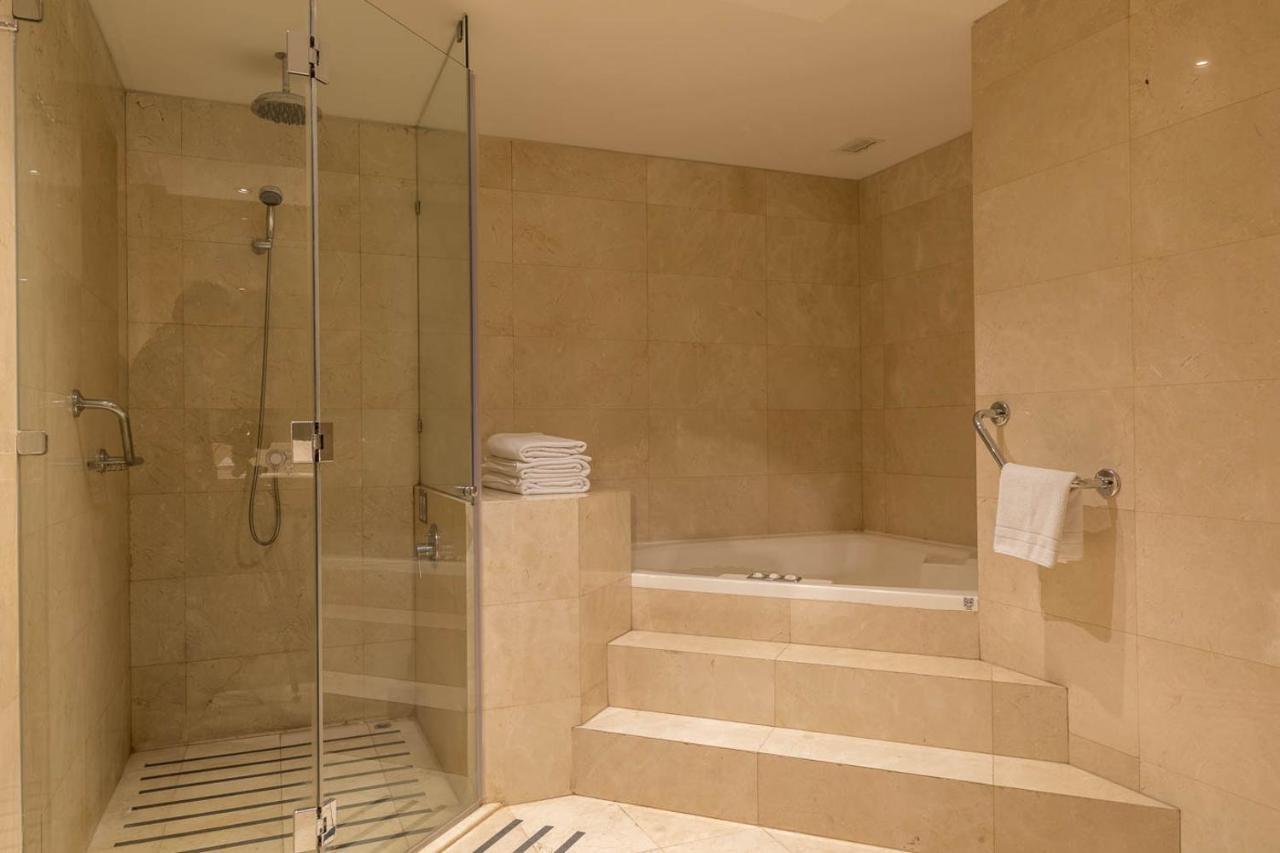 喜来登美丽华酒店及会议中心 比尼亚德尔马 外观 照片 A shower and bath in a hotel bathroom
